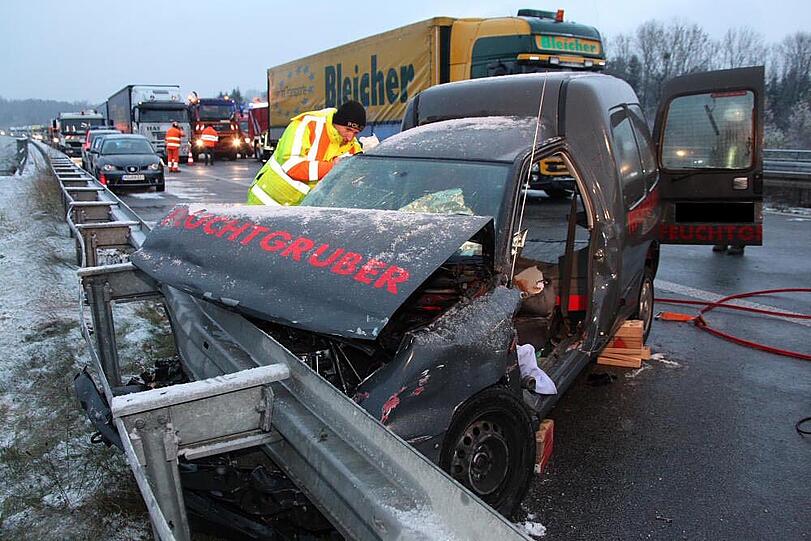 Schwerer Unfall auf dr A94 bei Töging: Ein Lkw ist ein Unfall-Auto gerast. Ein Mensch kam bei dem Crash ums Leben. Die Bilder.