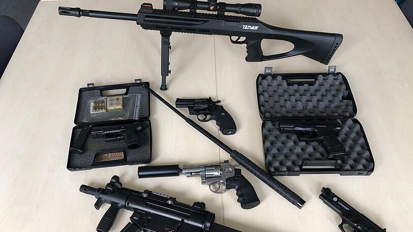 Bei der Wohnungsdurchsuchung fanden die Ermittler mehrere Schreckschusswaffen und einen Schlagstock.