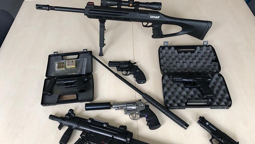 Bei der Wohnungsdurchsuchung fanden die Ermittler mehrere Schreckschusswaffen und einen Schlagstock. Bei der Wohnungsdurchsuchung fanden die Ermittler mehrere Schreckschusswaffen und einen Schlagstock.