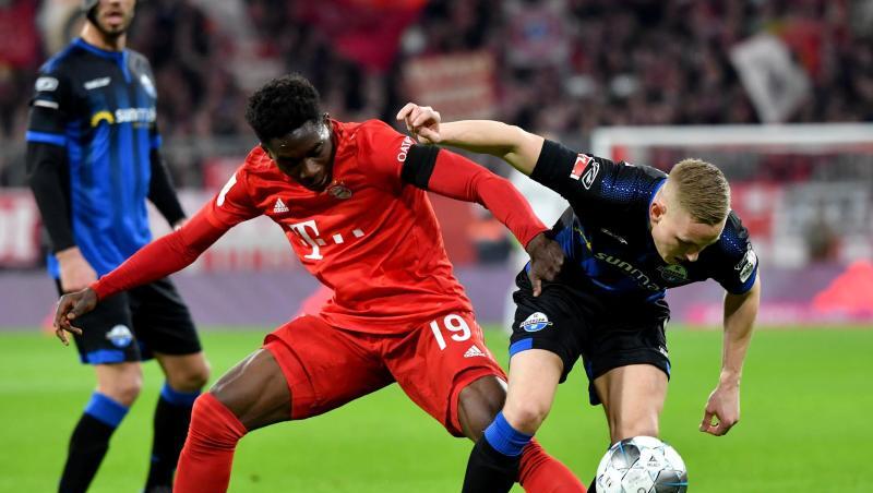 Alphonso Davies (l.) vom FC Bayern München und Kai Pröger von Paderborn kämpfen um den Ball. Foto: Peter Kneffel/dpa Alphonso Davies (l.) vom FC Bayern München und Kai Pröger von Paderborn kämpfen um den Ball. Foto: Peter Kneffel/dpa