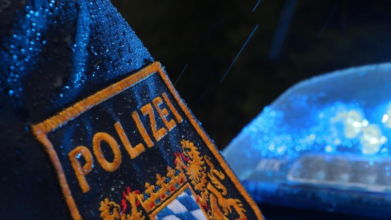 Ein bayrischer Polizist steht neben einem eingeschaltetem Blaulicht. Foto: Karl-Josef Hildenbrand/dpa/Symbolbild Ein bayrischer Polizist steht neben einem eingeschaltetem Blaulicht. Foto: Karl-Josef Hildenbrand/dpa/Symbolbild