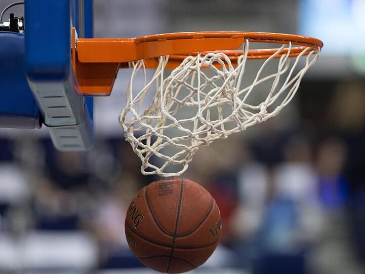 Ein Basketball geht in den Korb. Foto: Lukas Schulze/dpa/Symbolbild