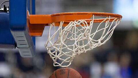 Ein Basketball geht in den Korb. Foto: Lukas Schulze/dpa/Symbolbild