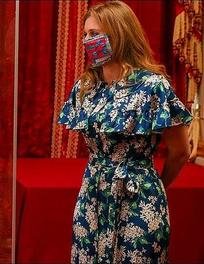 Prinzessin Beatrice neben ihrem ausgestellten Vintage-Brautkleid.