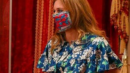 Prinzessin Beatrice neben ihrem ausgestellten Vintage-Brautkleid.