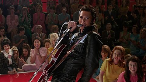 Austin Butler (v) als Elvis in einer Szene des Films "Elivs" Ein neues Zeitalter"
