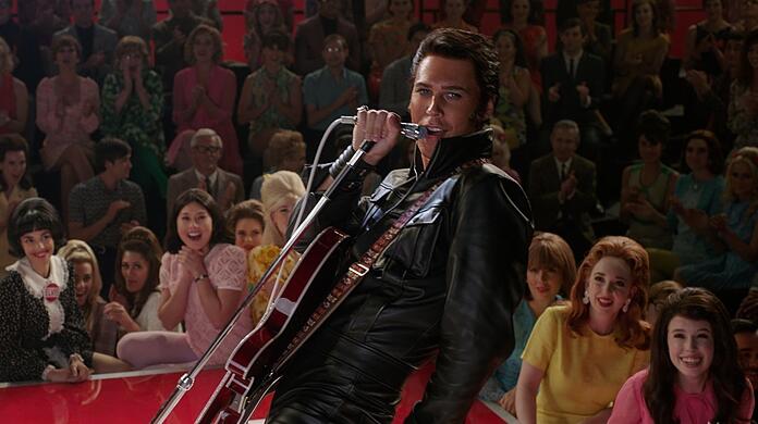 Austin Butler (v) als Elvis in einer Szene des Films "Elivs" Ein neues Zeitalter"