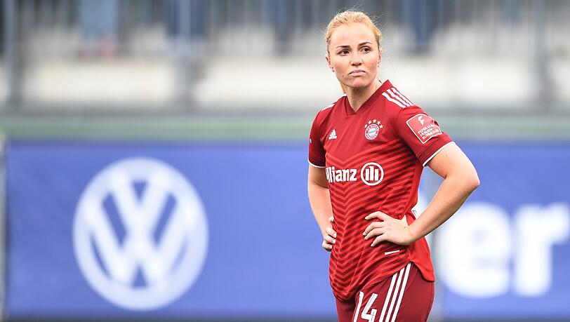 Münchens Glodis Perla Viggosdottir steht nach dem Spiel auf dem Feld.