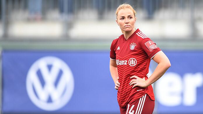 Münchens Glodis Perla Viggosdottir steht nach dem Spiel auf dem Feld.