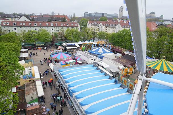 Der Blick von oben auf die Auer Dult: Das neue Riesenrad ist zehn Meter höher als der Vorgänger, das "Russenrad". Der Blick von oben auf die Auer Dult: Das neue Riesenrad ist zehn Meter höher als der Vorgänger, das "Russenrad".