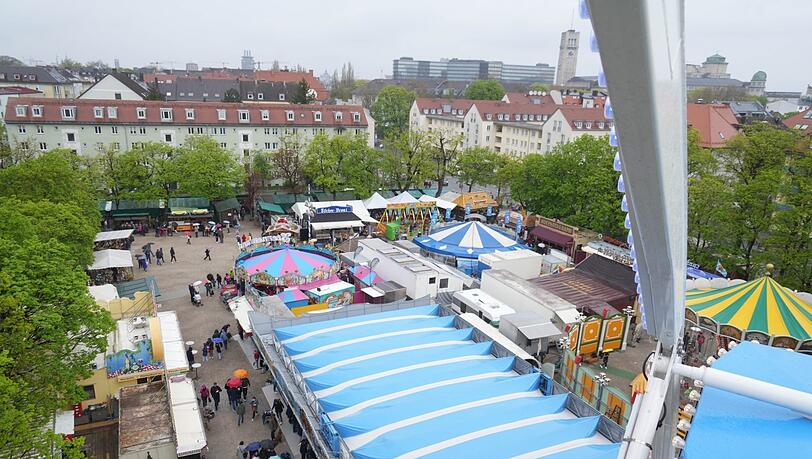 Der Blick von oben auf die Auer Dult: Das neue Riesenrad ist zehn Meter höher als der Vorgänger, das "Russenrad". Der Blick von oben auf die Auer Dult: Das neue Riesenrad ist zehn Meter höher als der Vorgänger, das "Russenrad".