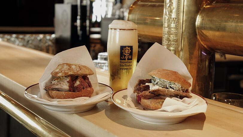 Ein sündig krosses Schmankerl: die Haxen beim Haxengrill in der Sparkassenstraße.