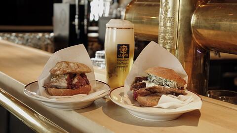 Ein sündig krosses Schmankerl: die Haxen beim Haxengrill in der Sparkassenstraße.