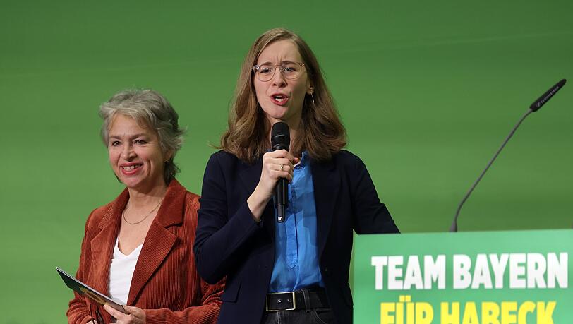 Die Grünen-Landesvorsitzenden Gisela Sengl (l) und Eva Lettenbauer (r) im vergangenen Dezember. Beide wollen im Oktober noch einmal kandieren. (Archivbild)