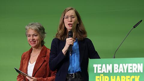 Die Grünen-Landesvorsitzenden Gisela Sengl (l) und Eva Lettenbauer (r) im vergangenen Dezember. Beide wollen im Oktober noch einmal kandieren. (Archivbild)