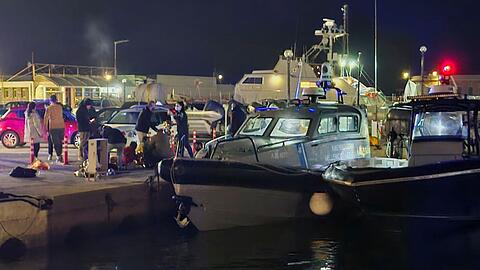Im Hafen der Insel Chios herrschte die ganze Nacht durch nach Berichten von Reportern &ouml;rtlicher Medien gro&szlig;e Aufregung.