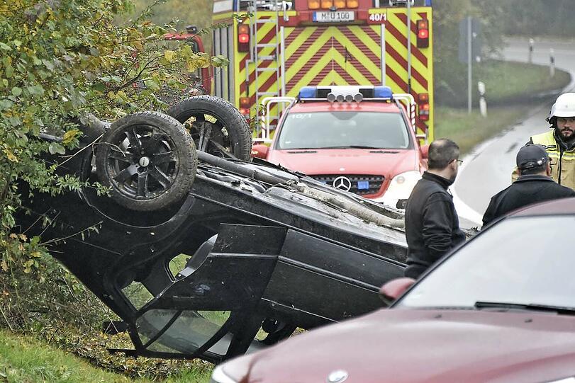 Der Fahrer war mit seinem BMW von der Straße abgekommen, überschlug sich und landete auf dem Dach.