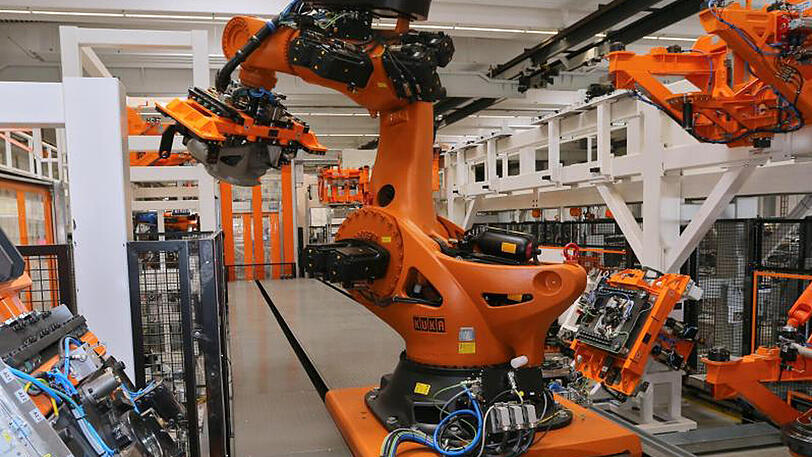 Der Kuka-Roboter "Titan" montiert in der Produktion des Roboterbauers Kuka einen Roboter des gleichen Typs.