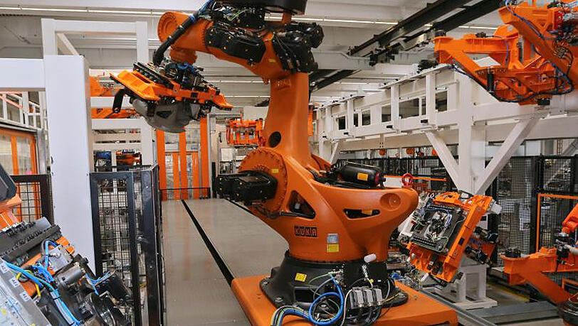 Der Kuka-Roboter "Titan" montiert in der Produktion des Roboterbauers Kuka einen Roboter des gleichen Typs. Der Kuka-Roboter "Titan" montiert in der Produktion des Roboterbauers Kuka einen Roboter des gleichen Typs.