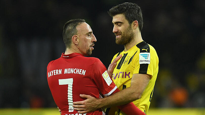 Einer der beiden besten Innenverteidiger: Sokratis, Borussia Dortmund. Hier mit Franck Ribéry vom FC Bayern.