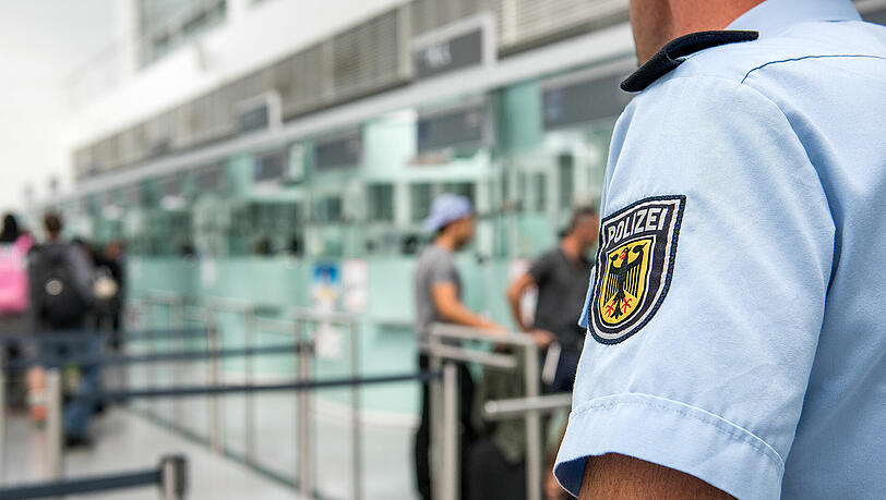 Am Flughafen München konnte die Polizei zwei Straftäter verhaften, die mit Haftbefehl gesucht wurden. Einer von beiden seit unglaublichen 17 Jahren. Am Flughafen München konnte die Polizei zwei Straftäter verhaften, die mit Haftbefehl gesucht wurden. Einer von beiden seit unglaublichen 17 Jahren.