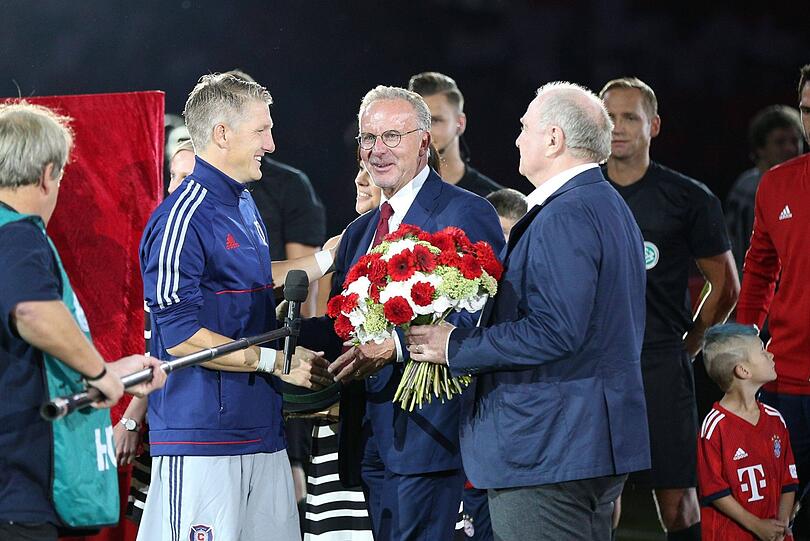 Emotionaler Abschied: Vorstandsboss Karl-Heinz Rummenigge und Präsident Uli Hoeneß sagen Basti Servus.