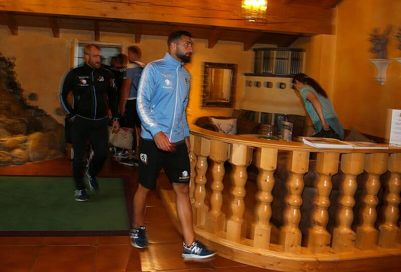 Der Löwen-Tross um Daniel Bierofka ist am Dienstagmittag im 4-Sterne-Hotel "Dilly Resort" angekommen.