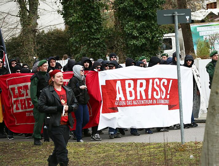 Rund 1000 Münchner haben im März gegen das "Braune Haus" in Obermenzing demonstriert.