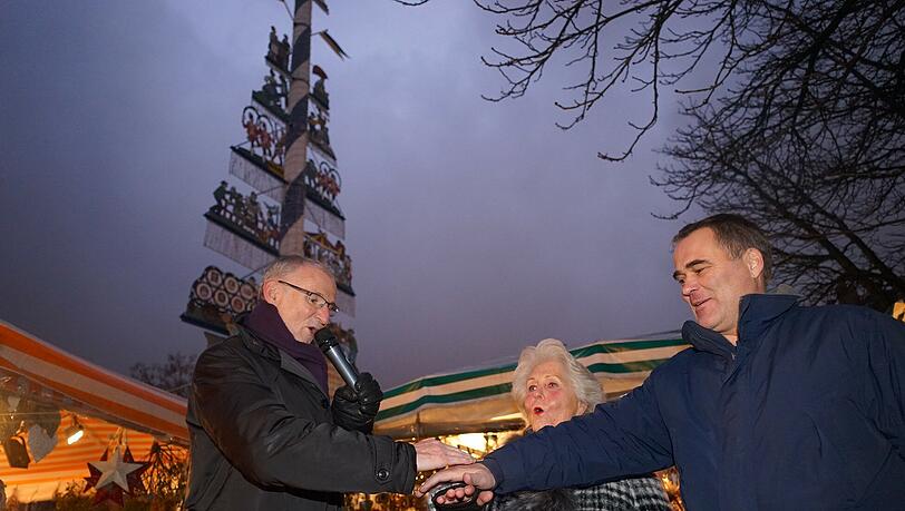 Es ist inzwischen guter Brauch, dass im Advent auch der Viktualienmarkt im Lichterglanz erstrahlt. Am Donnerstagabend nahmen Kommunalreferent Axel Markwardt, Markthallenchef Boris Schwartz und Elke Fett, die Sprecherin der Marktleute, die Lichterketten in Betrieb. Und siehe: Es ward Licht – und aus dem Maibaum ein Christbaum. Naja, beinahe. Es ist inzwischen guter Brauch, dass im Advent auch der Viktualienmarkt im Lichterglanz erstrahlt. Am Donnerstagabend nahmen Kommunalreferent Axel Markwardt, Markthallenchef Boris Schwartz und Elke Fett, die Sprecherin der Marktleute, die Lichterketten in Betrieb. Und siehe: Es ward Licht – und aus dem Maibaum ein Christbaum. Naja, beinahe.