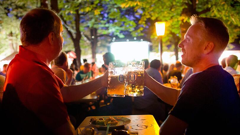 So voll wie in diesem Münchner Biergarten wird's zu Zeiten von Corona sicher nicht werden beim Public Viewing der Bundesliga.