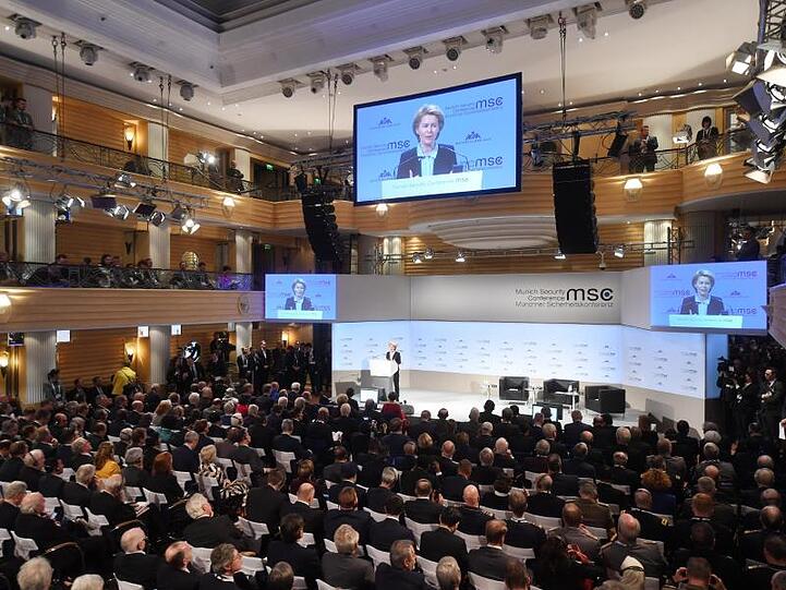 Bundesverteidigungsministerin Ursula von der Leyen spricht beim ersten Tag der 55. Münchner Sicherheitskonferenz.