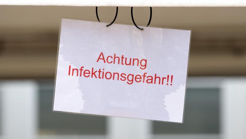 Ein Schild mit der Aufschrift "Achtung Infektionsgefahr!" an einem Johanniter-Zelt in Brandenburg. Ein Schild mit der Aufschrift "Achtung Infektionsgefahr!" an einem Johanniter-Zelt in Brandenburg.