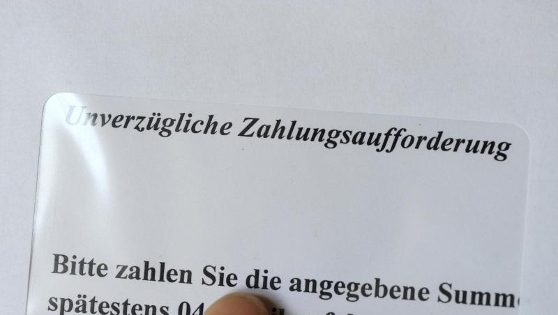 Wenn Gläubiger zur Eintreibung ausstehender Beträge sowohl einen Inkassodienst als auch einen Rechtsanwalt beauftragen, sollen sie künftig nur noch die Kosten für einen von beiden in Rechnung stellen dürfen. Wenn Gläubiger zur Eintreibung ausstehender Beträge sowohl einen Inkassodienst als auch einen Rechtsanwalt beauftragen, sollen sie künftig nur noch die Kosten für einen von beiden in Rechnung stellen dürfen.
