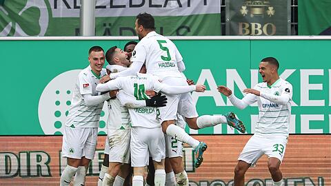 Der Fürther Branimir Hrgota (2.v.l.) jubelt mit seinen Kollegen über seinen Treffer zum 2:0.