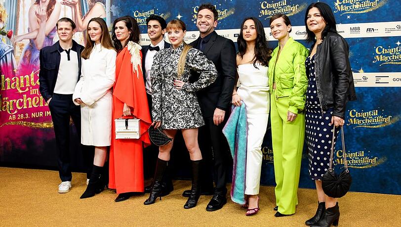 Max von der Groeben, Maria Ehrich, Nora Tschirner, Mido Kotaini, Jella Haase, Bora Dagtekin, Gizem Emre, Lena Schömann, Jasmin Tabatabai (v.l.n.r.) bei der Premiere von "Chantal im Märchenland" in Berlin. Max von der Groeben, Maria Ehrich, Nora Tschirner, Mido Kotaini, Jella Haase, Bora Dagtekin, Gizem Emre, Lena Schömann, Jasmin Tabatabai (v.l.n.r.) bei der Premiere von "Chantal im Märchenland" in Berlin.