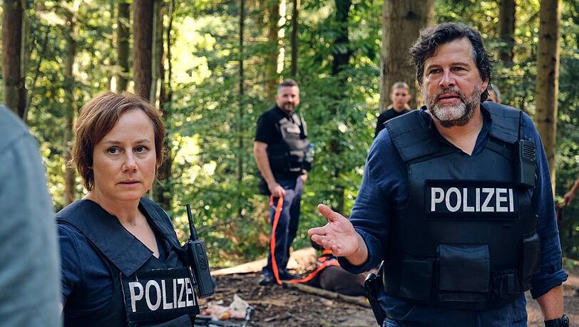 "Tatort: Die große Angst": Die Kommissare Franziska Tobler (Eva Löbau) und Friedemann Berg (Hans-Jochen Wagner) müssen im Wald ein geflüchtetes Paar aufspüren.