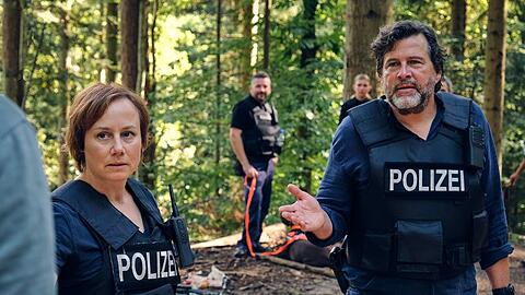 "Tatort: Die große Angst": Die Kommissare Franziska Tobler (Eva Löbau) und Friedemann Berg (Hans-Jochen Wagner) müssen im Wald ein geflüchtetes Paar aufspüren.