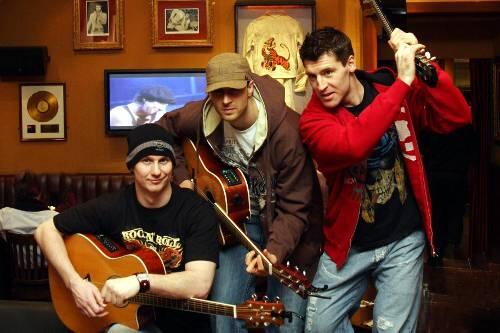 Rock-Freaks: Die EHC-Stars Reid, Wrigley  und Gyori  (v.l.).