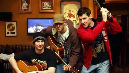Rock-Freaks: Die EHC-Stars Reid, Wrigley und Gyori (v.l.). Rock-Freaks: Die EHC-Stars Reid, Wrigley und Gyori (v.l.).