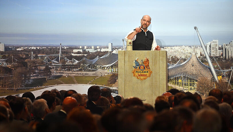 Stephan Zinner, Kabarettist, spricht bei seiner Fastenrede w&auml;hrend des Starkbieranstichs in der Paulaner Brauerei am Nockherberg.