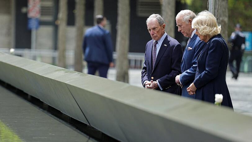 K&ouml;nig Charles und K&ouml;nigin Camilla mit New Yorks ehemaligen B&uuml;rgermeister Michael Bloomberg am Mittwoch.