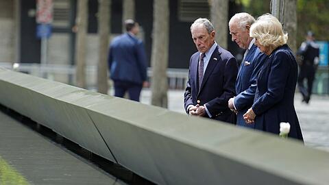 K&ouml;nig Charles und K&ouml;nigin Camilla mit New Yorks ehemaligen B&uuml;rgermeister Michael Bloomberg am Mittwoch.