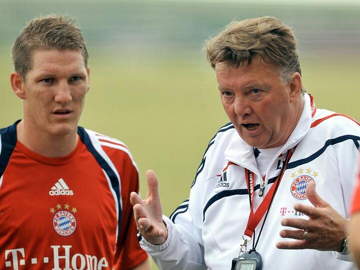 Louis van Gaal (re.) glaubt, dass Bastian Schweinsteiger verstanden hat, was er von ihm verlangt. Zur Belohnung ernannte er ihn zum dritten Kapitän.