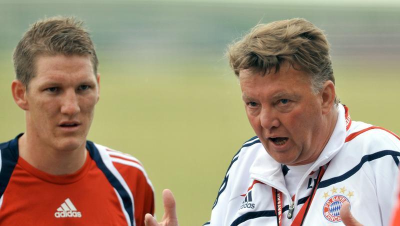 Louis van Gaal (re.) glaubt, dass Bastian Schweinsteiger verstanden hat, was er von ihm verlangt. Zur Belohnung ernannte er ihn zum dritten Kapitän. Louis van Gaal (re.) glaubt, dass Bastian Schweinsteiger verstanden hat, was er von ihm verlangt. Zur Belohnung ernannte er ihn zum dritten Kapitän.
