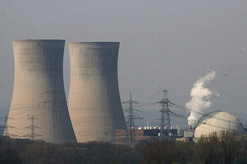Die beiden riesigen Kühltürme des Atomkraftwerkes von Grafenrheinfeld prägen das Bild der Gemeinde im Landkreis Schweinfurt. In einem Rohr, das den Hauptkühlkreislauf mit dem Reaktordruckbehälter verbindet, soll ein Riss entstanden sein.