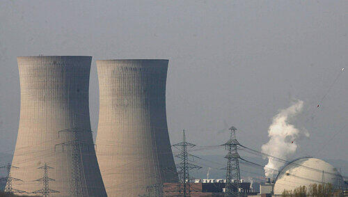 Die beiden riesigen Kühltürme des Atomkraftwerkes von Grafenrheinfeld prägen das Bild der Gemeinde im Landkreis Schweinfurt. In einem Rohr, das den Hauptkühlkreislauf mit dem Reaktordruckbehälter verbindet, soll ein Riss entstanden sein. Die beiden riesigen Kühltürme des Atomkraftwerkes von Grafenrheinfeld prägen das Bild der Gemeinde im Landkreis Schweinfurt. In einem Rohr, das den Hauptkühlkreislauf mit dem Reaktordruckbehälter verbindet, soll ein Riss entstanden sein.