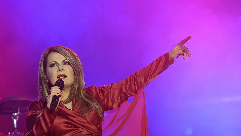 Marianne Rosenberg &ndash; ganz in rot - ist auf Club-Tour &ndash; am Freitag kommt sie in den Hirsch. Ihre neuen &bdquo;Regenrhythmus&ldquo;-Songs hat sie alle selbst geschrieben.