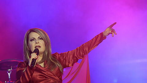 Marianne Rosenberg &ndash; ganz in rot - ist auf Club-Tour &ndash; am Freitag kommt sie in den Hirsch. Ihre neuen &bdquo;Regenrhythmus&ldquo;-Songs hat sie alle selbst geschrieben.