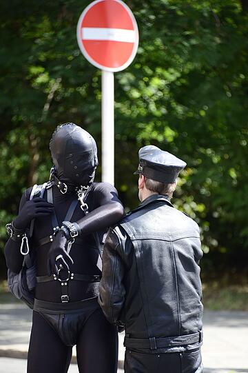 Schrill, sexy, ausgeflippt: Auf dem Christopher Street Day in Berlin steht die Toleranz gegenüber dem "Anderssein" im Vordergrund. Eine halbe Million Menschen werden zur Parade erwartet.