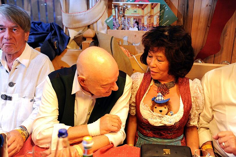 ...ins Decolletee seiner Frau Soo-Leng. Ob's am kleinen Plüsch-Leo liegt,...